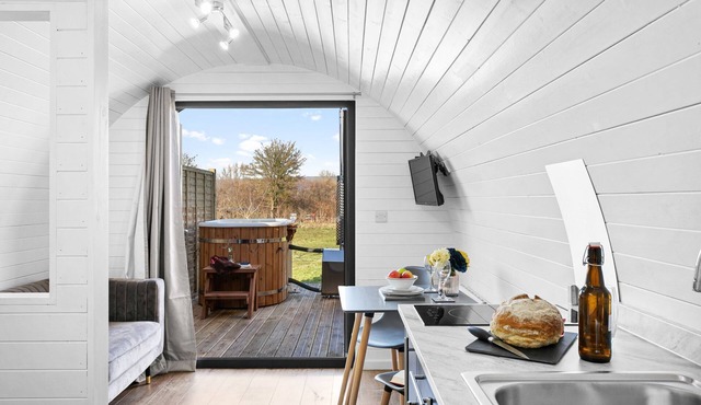 Kingston Black Glamping Pod - Hot Tub