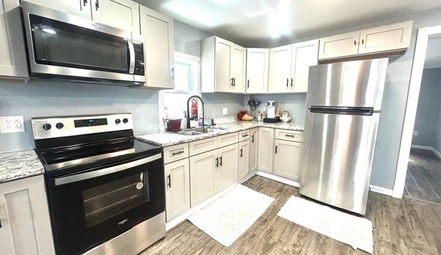 Kingston Downtown I Laundry Firepit 4 TVs Fireplace & ADA 1st floor w Shower