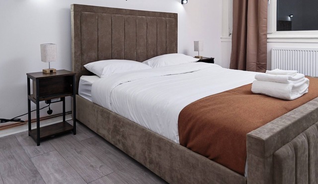 Kingston Duplex Sleeps 8,Balcony, Parking & Wi-Fi