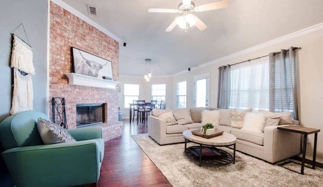Kingston House - 3BR/2BA - South Lubbock