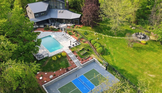 Kingston Large Modern w/ Pickleball + HotTub + Pool