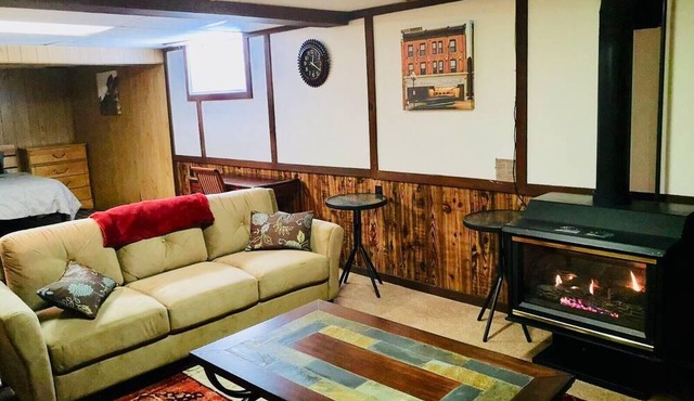 Kingston ON -One Bedroom plus large loft Separate Entrance Apt-3 beds (1 q+ 2 s)