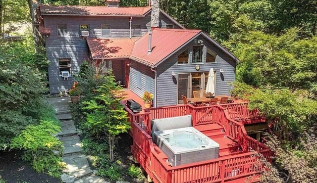 Kingston retreat, 3BR+Pool and Hot Tub, Chef's Kitchen, Firepit & much more