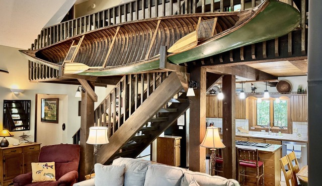 Kinnikinnick Pet Friendly downtown Glen Arbor!