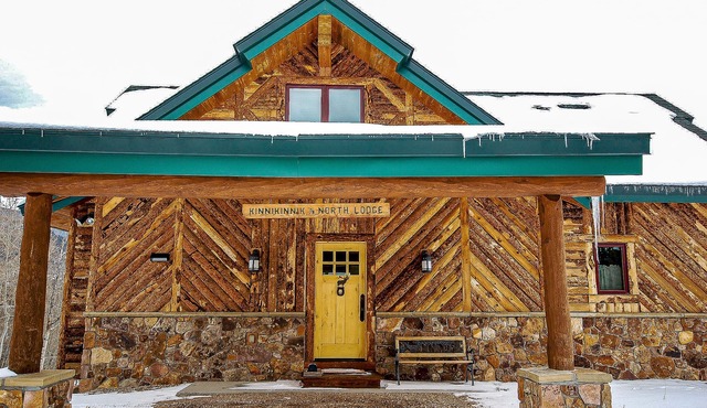 Kinnikinnik North Lodge - Gorgeous Log Home With Private Dock. Sleeps 12!