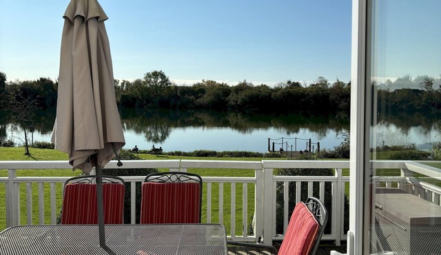 Kinsale Lodge · Cotswolds Lakeside - Spring Lake