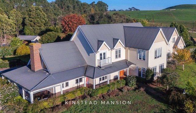 Kinstead Mansion - Modern escape for up to 21 guests 1 hour away from Melbourne!