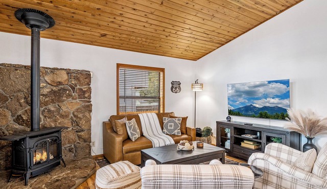 Kiowa Cabin Hideaway Vacation Rental | 6-Guest Mountain Hideaway, Flagstaff | Mins to Dwtn Trails