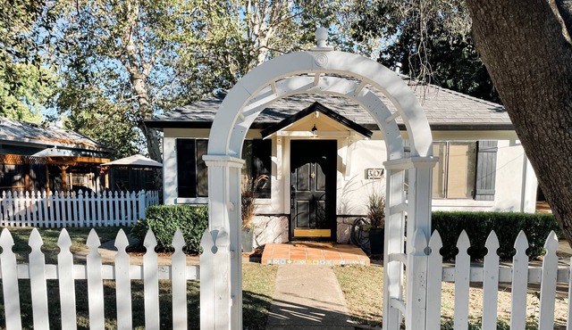 Kippy’s Cottage- Walk To Everything in Downtown Loomis