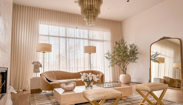 Kirby Haus · Modern Luxury · West U· RiceVillage · sleeps16 ·3900sqft ⭐️⭐️⭐️⭐️⭐️