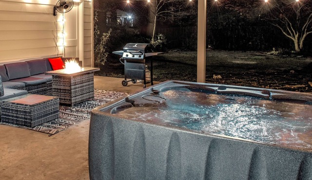 Kirby House: Sleeps 16, King bed, Hot Tub, Game Rooms, Gym, Gated/Free Parking