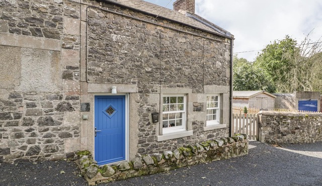 KIRK COTTAGE, pet friendly, with open fire in Hownam