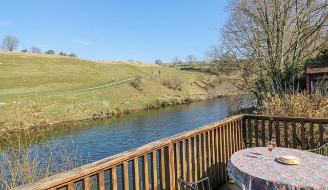 KIRK YETT COTTAGE, pet friendly, with open fire in Linton Falls