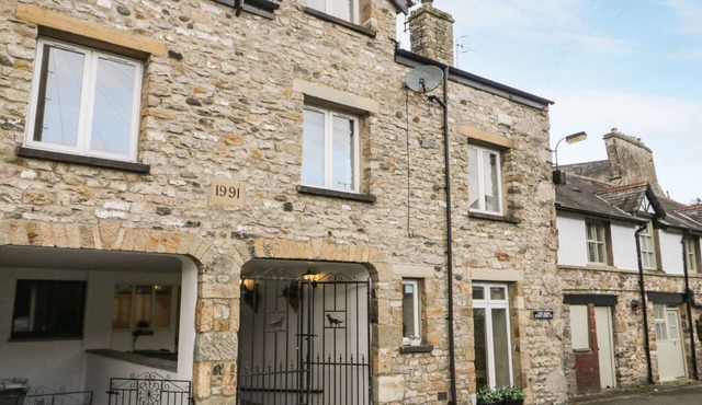 KIRKBY HOUSE, pet friendly, with open fire in Kirkby Lonsdale