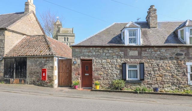 KIRKGATE COTTAGE, pet friendly, with open fire in Chirnside