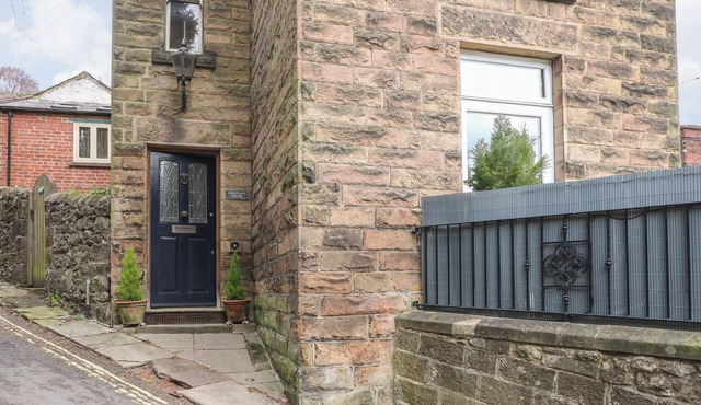 KIRKHAM HOUSE, pet friendly, with hot tub in Matlock Bath