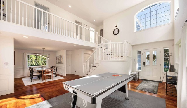 Kirkland Elegant 4B 2,5B Family Retreat with Designer Decor