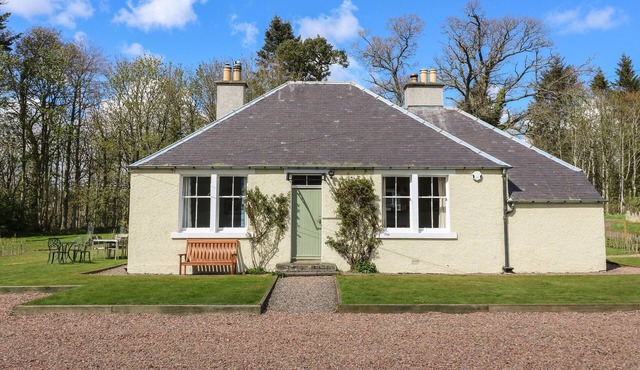 KIRKLANDS GARDEN HOUSE, family friendly, with open fire in Melrose