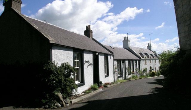 Kirkside Cottage pet friendly, sleeps 4 near St Andrews