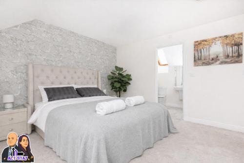 Kirkstall by Alt-Stay - 4 Bed Contractor, Corporate & Relocation Accommodation with 2x En Suites and King Beds plus Kitchen, Laundry, Parking, Workspaces, Smart TV and Fast Wi Fi - Long Stay Ready with Weekly and Monthly Rates