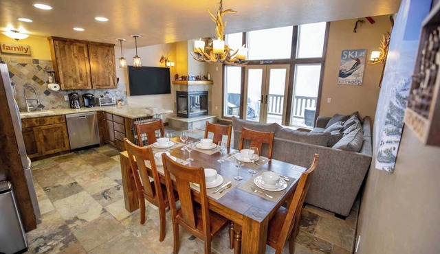 Kirkwood Mountainside Cabin w/Views, Walk to Lifts