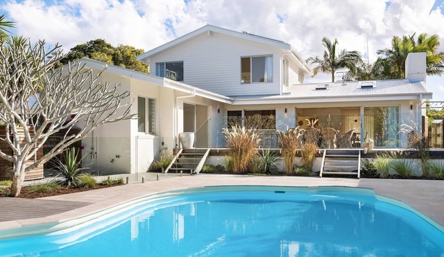 Kirra Beach House - relax in pool & sauna
