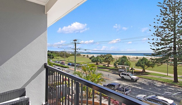 Kirra Vista Apartments Unit 18 Kirra Beachfront, easy walk to shops, cafes and clubs with Wi-Fi
