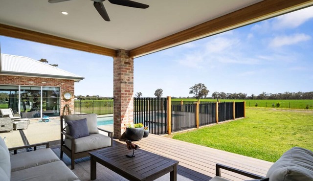 Kirwans Bridge - Luxurious & private family home.