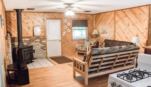 Kishauwau Cabins: Illini Cabin with Kitchen/Fire Pit Near Starved Rock, Sleeps 6