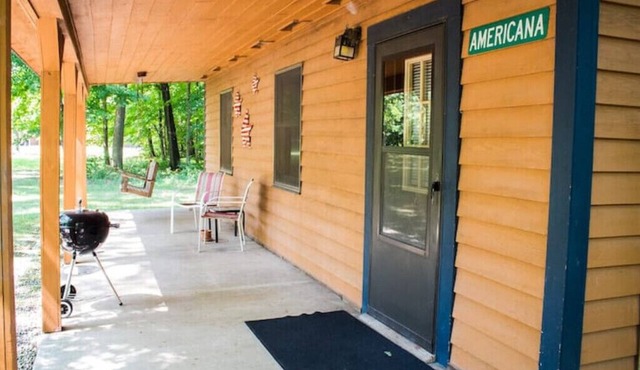 Kishauwau's Starved Rock Area Cabins - Romantic Whirlpool Americana