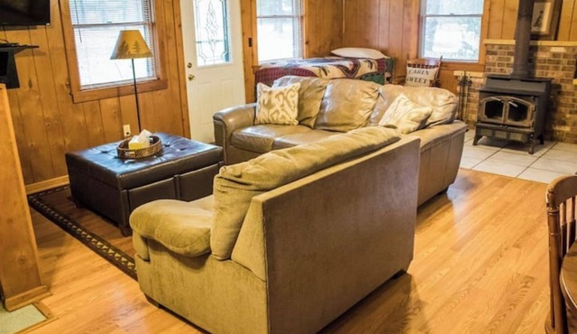 Kishauwau's Starved Rock Area Cabins - Single Bedroom Trading Post Cabin