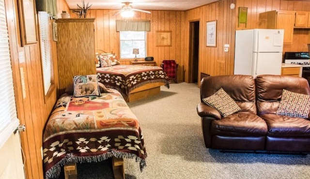 Kishauwau's Starved Rock Area Cabins - Romantic Whirlpool Hunters Cabin