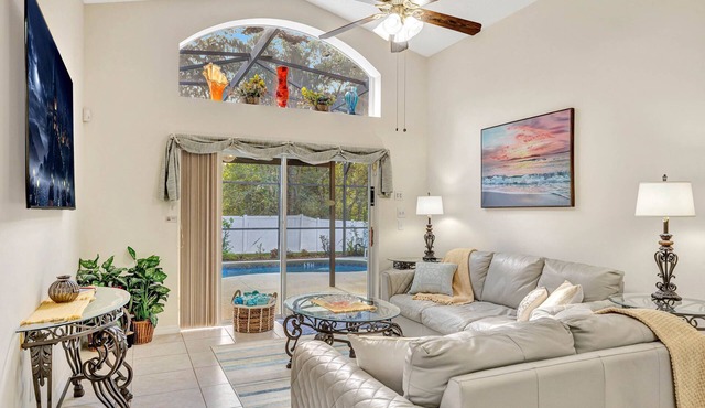 Kissimmee 9 miles from Disney! Private pool-hot tub, spacious house and yard.