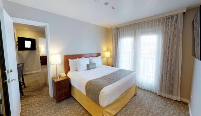 Kitchen-Equipped Suite w/Fireplace & Chill Seating – Feels Like Home