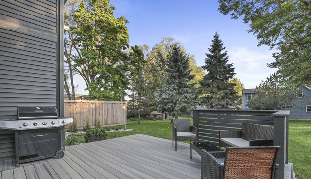 KITCHEN 🔥 KING SUITE 👑 DECK & YARD 😎 SPACIOUS 🏡