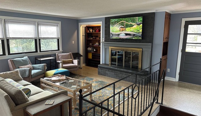 Kitchen, Washer & Dryer, 4 Smart TV, 3 Desk,Internet,Yard, on site parking,