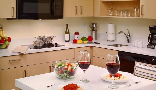 Kitchenette, Outdoor Pool, Free Breakfast, Convenient Stay at Auburn Hills!