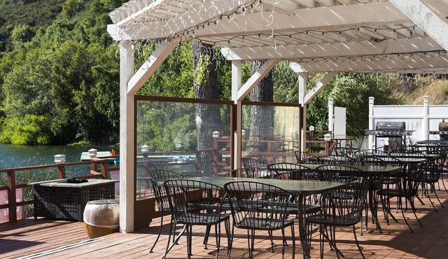 Kitchenette with Queen Bed - The Lodge At Blue Lakes