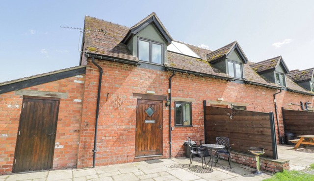 KITE'S NEST, pet friendly, with a garden in Eaton-Under-Heywood