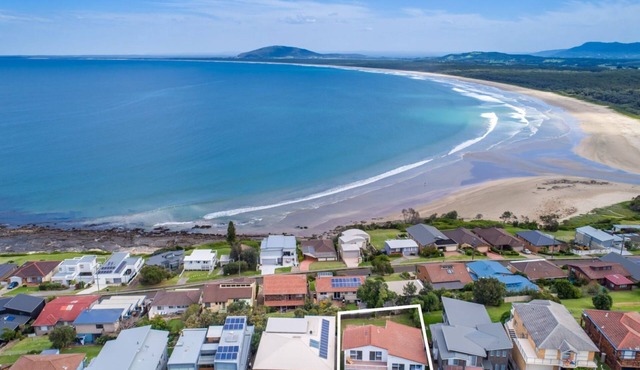 Kitesurfer at Gerroa, South Coast
