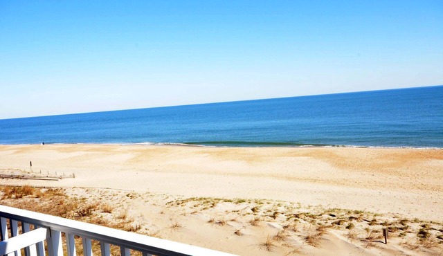 Kitschy 1 Bedroom Oceanfront Condo with Free WiFi, Coastal Decor, and a Breathtaking View Located Uptown and Mere Steps from the Beach!