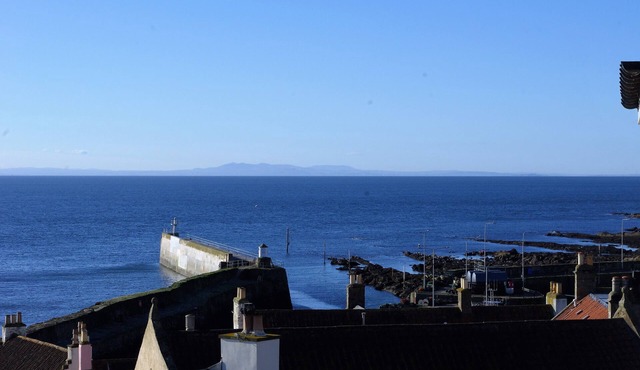 Kittiwake Apartment, Pittenweem - stunning Sea Views in picturesque village.