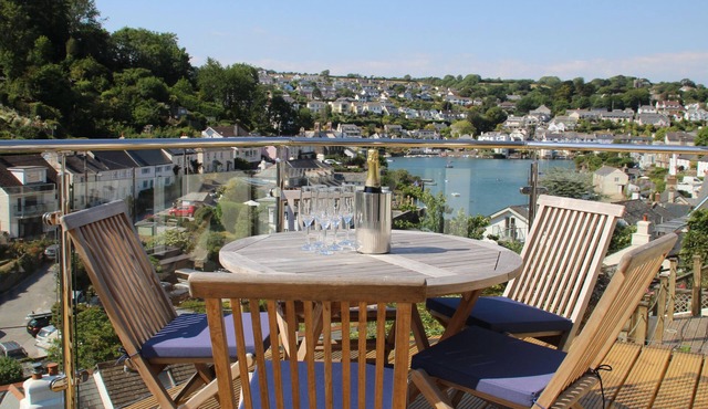 KITTIWAKE, family friendly, character holiday cottage in Noss Mayo