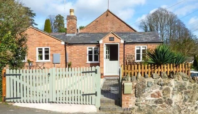KITTS COTTAGE, pet friendly, luxury holiday cottage in Malvern