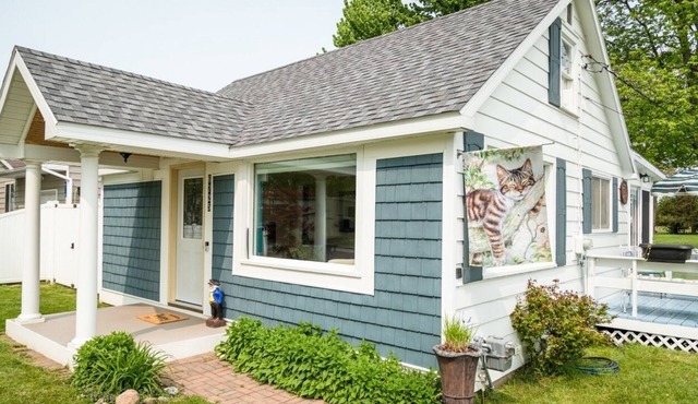 Kitty Lee Cottage - Cozy, Clean & Right in Town!