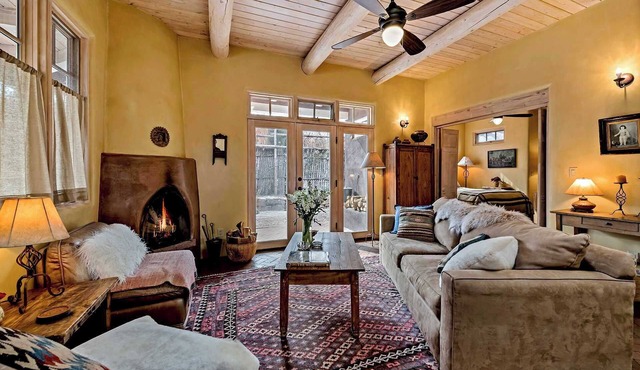 Kiva Fireplace, Historic Retreat, Walk Everywhere