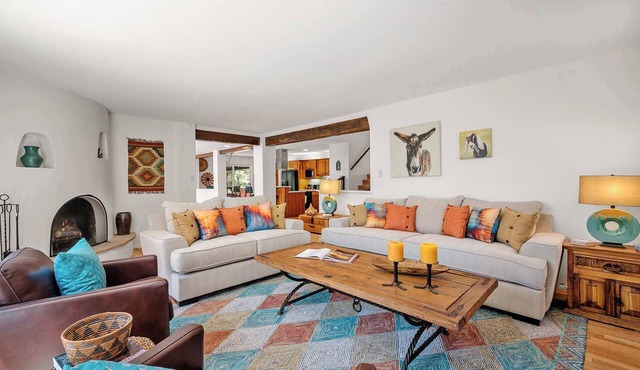 Kiva Fireplaces, Great Views, Walk to the Plaza