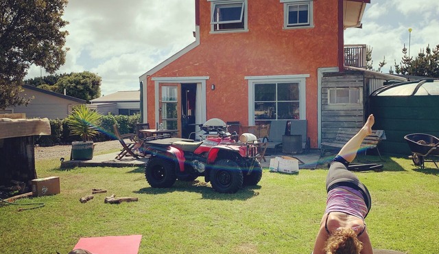 Kiwi Bach - walk to beach