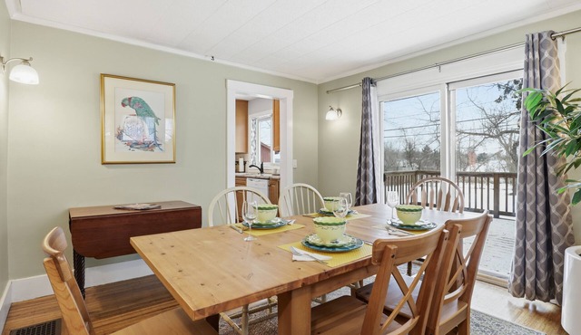 Kiwi Cottage: country space, timeless city charm, backyard, deck, a/c