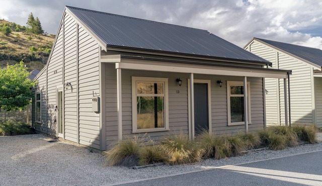 Kiwi Ski Cottage - Wanaka Holiday Home